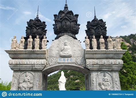 Huayan Temple! Zrekonstruowana świątynia buddyjska z imponującymi rzeźbami!