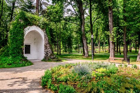  Park Zbawiciela: Oaza spokoju i miejsce fascynujących legend!