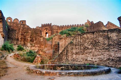 Rohtas Fort –  Zabytkowa forteca z niesamowitymi widokami i tajemniczą historią!