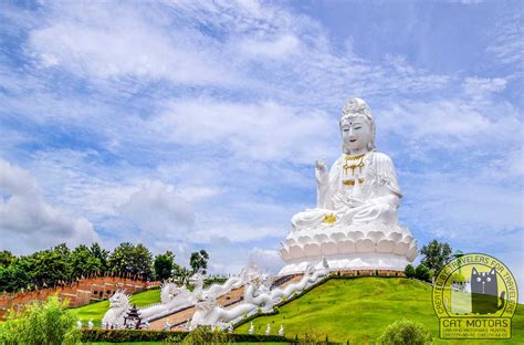 Wat Huay Pla Kang - Magiczny Świat Buddyzmu i Piękna Przyrody!