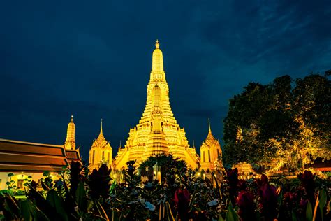  Wat Arun Ratchawararam Ratchawaramahawihan: Złoty Światło i Wyjątkowa Architektura nad Rzeką Chao Phraya!